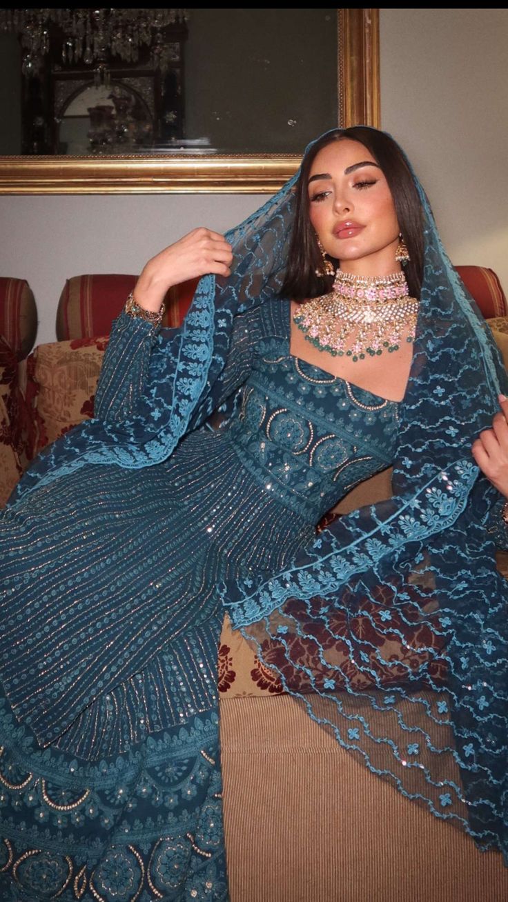 Robe bleu avec voile à louer